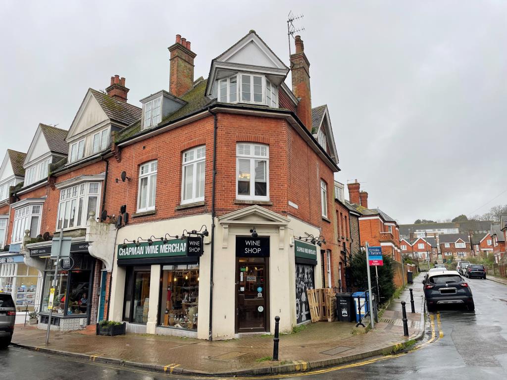 Lot: 118 - LONG LEASEHOLD COMMERCIAL INVESTMENT - Main front view of corner property from Meads Street